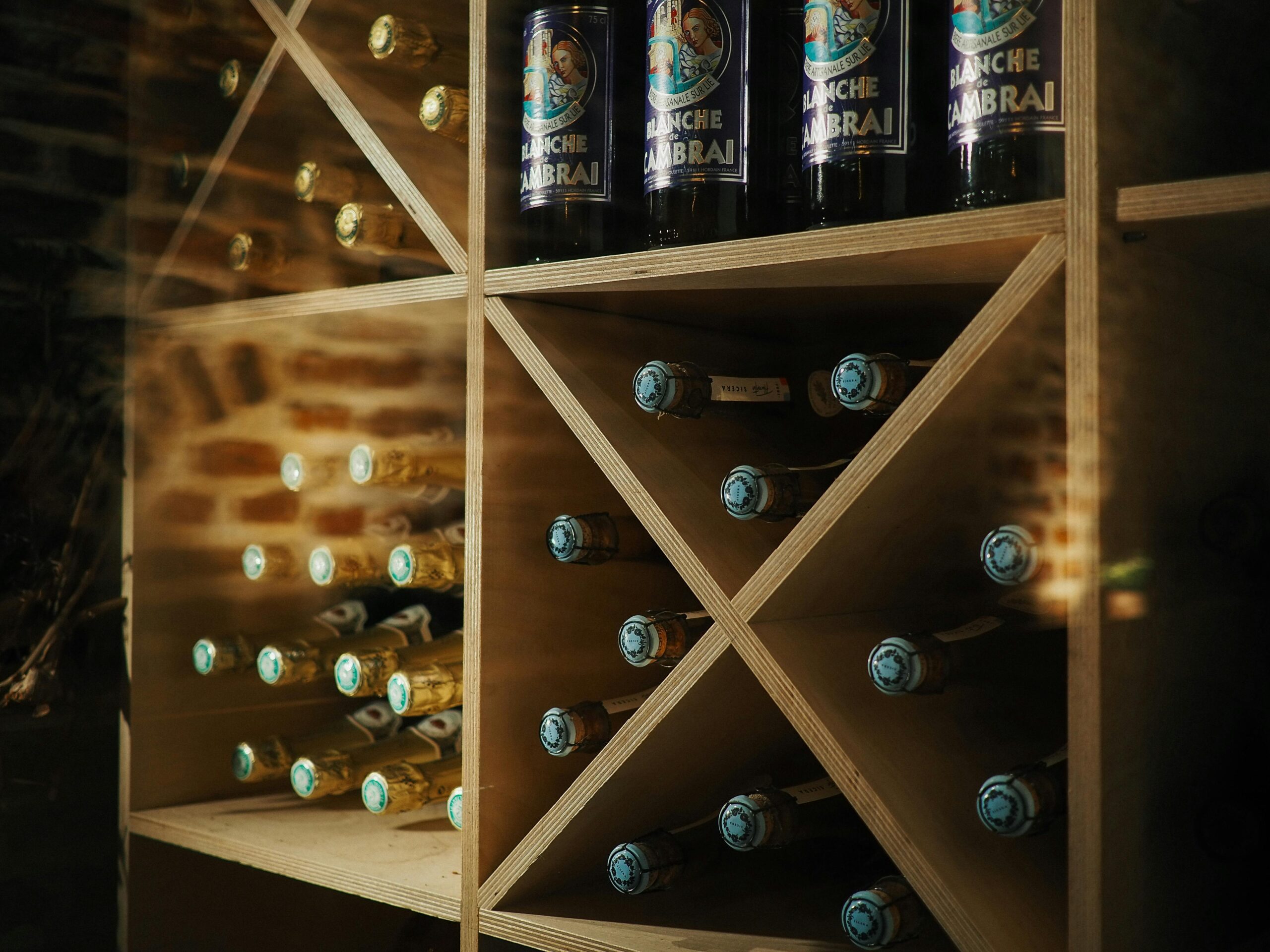 Garrafas de vinho dispostas em prateleiras.